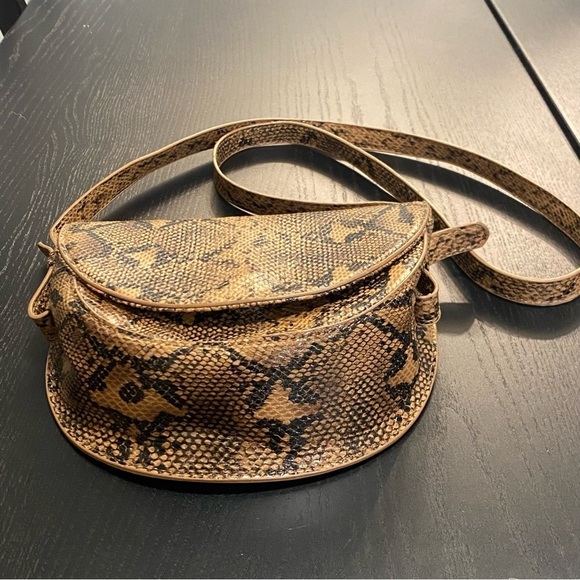 URBAN OUTFITTERS Faux Snakeskin Crossbody NWOT - Picture 6 of 12